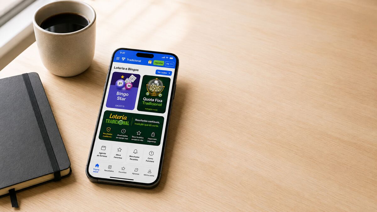 Aplicativo da Loteria Tradicional aberto em um celular sobre uma mesa de madeira