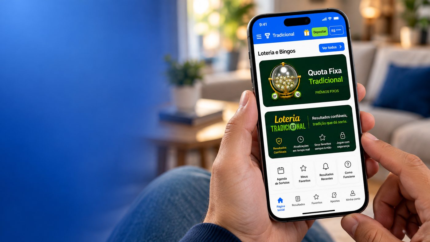 Mãos segurando celular com o aplicativo da Tradicional aberto no card Quota Fixa Tradicional, em uma sala de estar